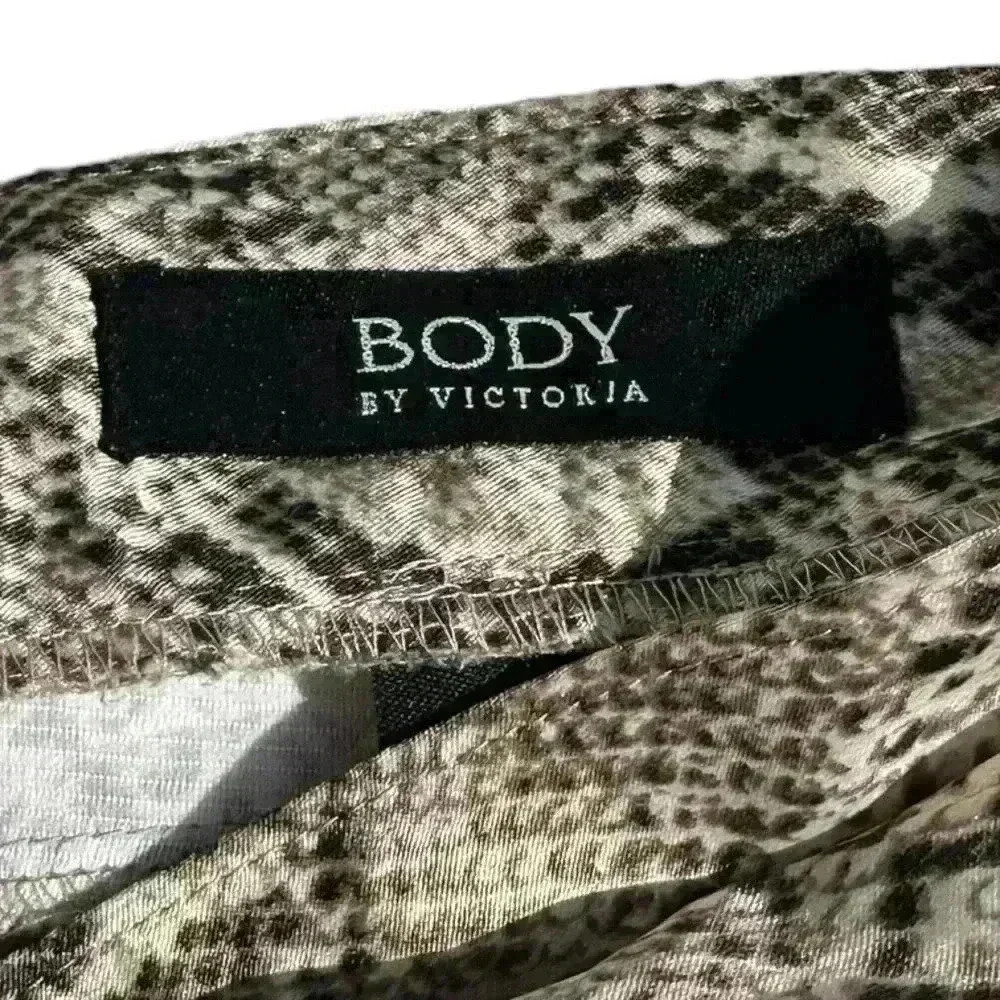BODY BY VICTORIA SNAKE SKIN SATIN SIDE ZIP WITH RUTCH AND SLIT SIZE 6 - Picture 3 of 6